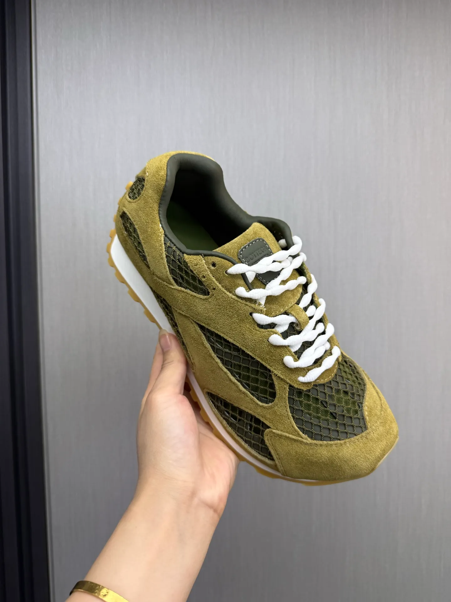 Men's men's shoes 💰660💰Pili BV top version 𝘽𝙊𝙏𝙏𝙀𝙂𝘼 𝙑𝙀𝙉𝙀𝙏𝘼 Orbit sneakers Wang Yibo same style couple style dad shoes 🩷💚 Runner sneakers, made of lightweight technical mesh fabric. Features a geometric patterned rubber outsole. Pay attention to the package craftsmanship ❕ High version shipping ❗️ Very nice, durable to play with and durable to make ✔️ Standard version 💯💯 The outsole is made of color-blocked TPU outsole. Women’s model 35-41 (40 41 customized) Men’s model 39-46 (45.46 customized) Equipped with original packaging